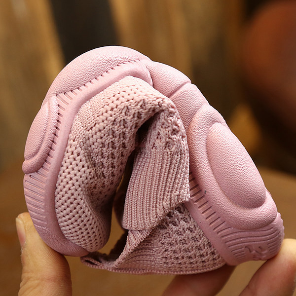 Novi model tekstilnih patika tipa sokna sa vezicama