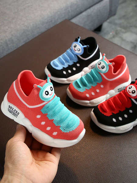 Novi model tekstilnih patika tipa sokna sa aplikacijom