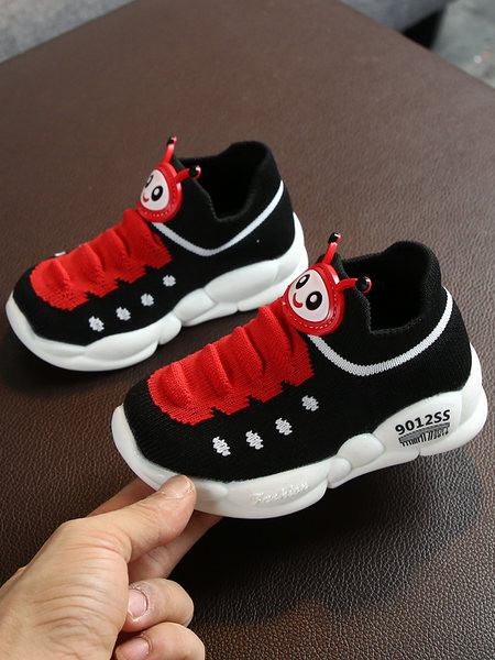 Novi model tekstilnih patika tipa sokna sa aplikacijom