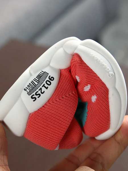 Novi model tekstilnih patika tipa sokna sa aplikacijom