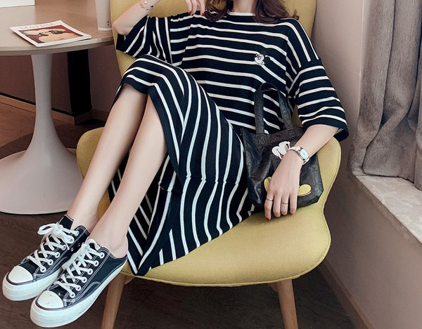 Ženska ležerna haljina na pruge za trudnice