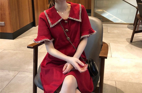 Elegantna ženska kratka haljina s gumbima za trudnice