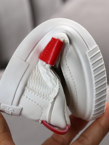 Novi model tenisica od mrežaste tkanine i čičak trake