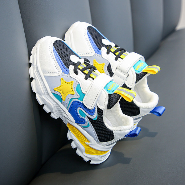 Krāsainas bērnu kedas ar zvaigznītes emblēmu un raupju zoli