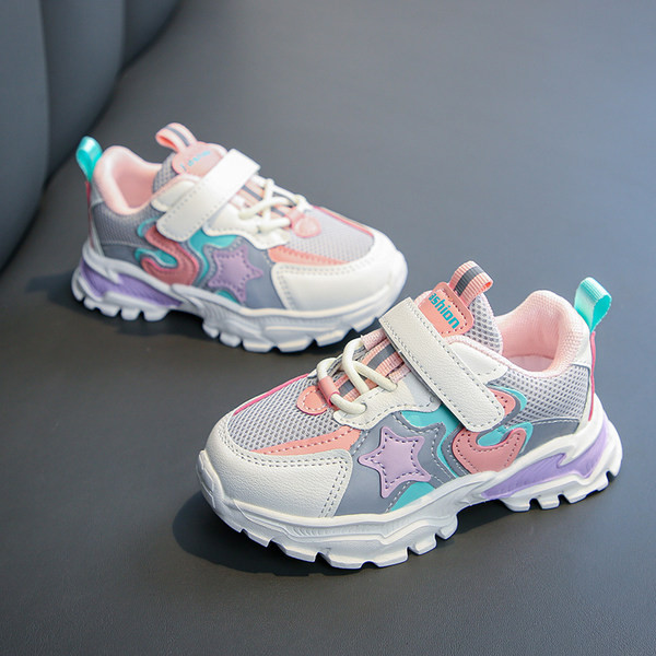 Krāsainas bērnu kedas ar zvaigznītes emblēmu un raupju zoli