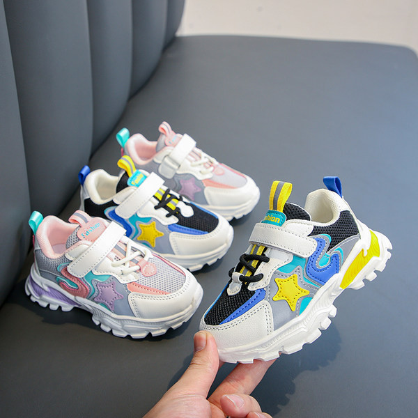 Krāsainas bērnu kedas ar zvaigznītes emblēmu un raupju zoli