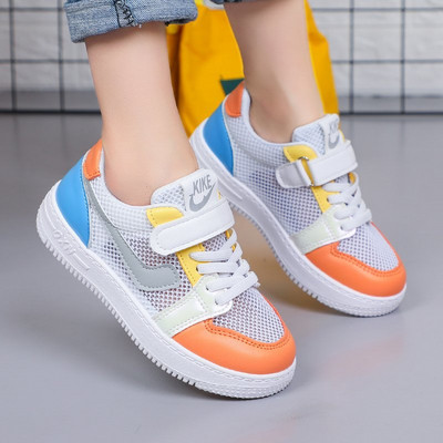 Dječje tenisice s naljepnicama i mrežicom primjerene za ljeto