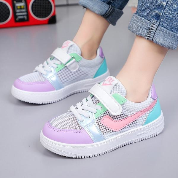 Dječje tenisice s naljepnicama i mrežicom primjerene za ljeto