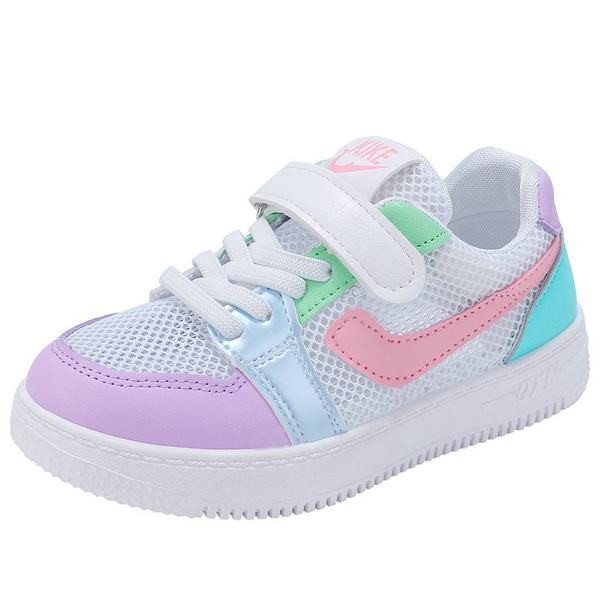 Dječje tenisice s naljepnicama i mrežicom primjerene za ljeto