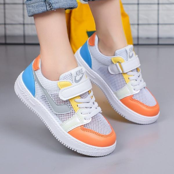 Dječje tenisice s naljepnicama i mrežicom primjerene za ljeto