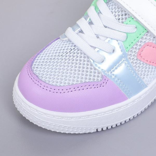 Dječje tenisice s naljepnicama i mrežicom primjerene za ljeto