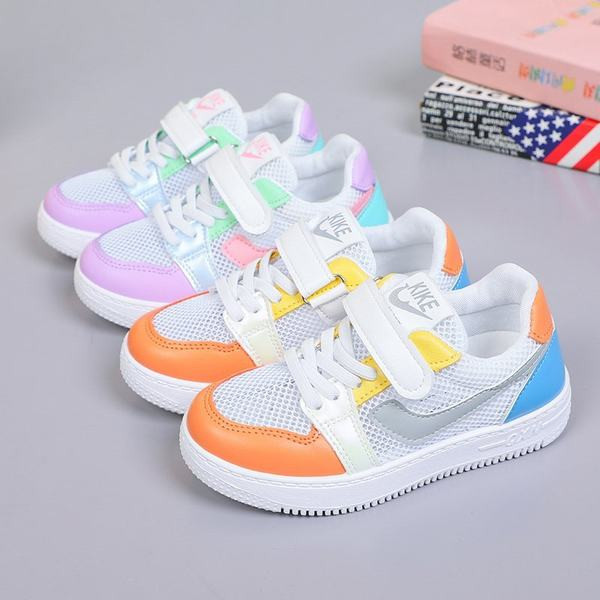 Dječje tenisice s naljepnicama i mrežicom primjerene za ljeto