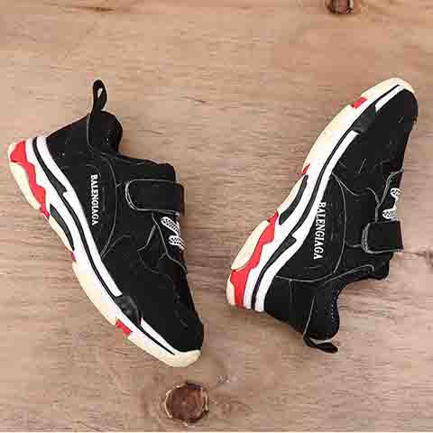 Novi model proljetno-jesenske sportske obuće sa vezicama i naljepnicom