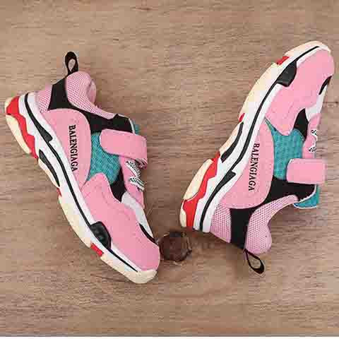 Novi model proljetno-jesenske sportske obuće sa vezicama i naljepnicom