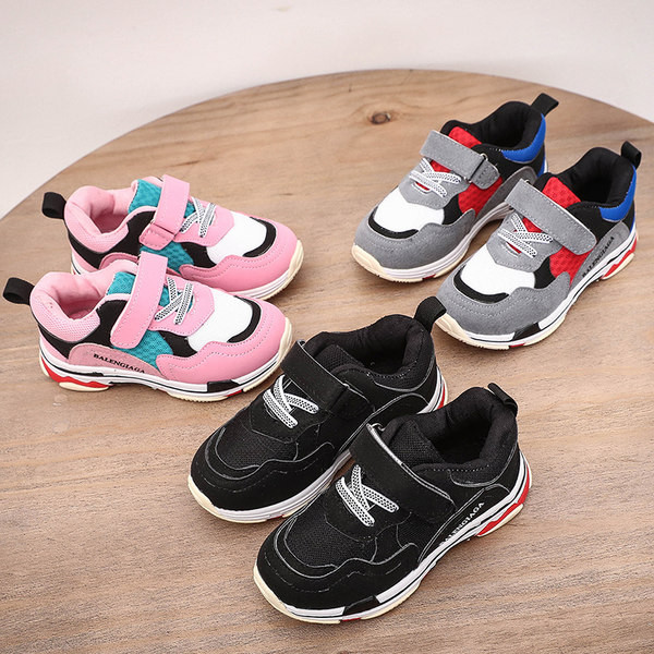 Novi model proljetno-jesenske sportske obuće sa vezicama i naljepnicom