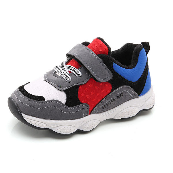 Novi model proljetno-jesenske sportske obuće sa vezicama i naljepnicom