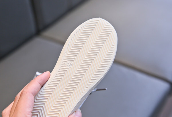 Novi model aktualnih dječjih tenisica s mrežom i spojevima