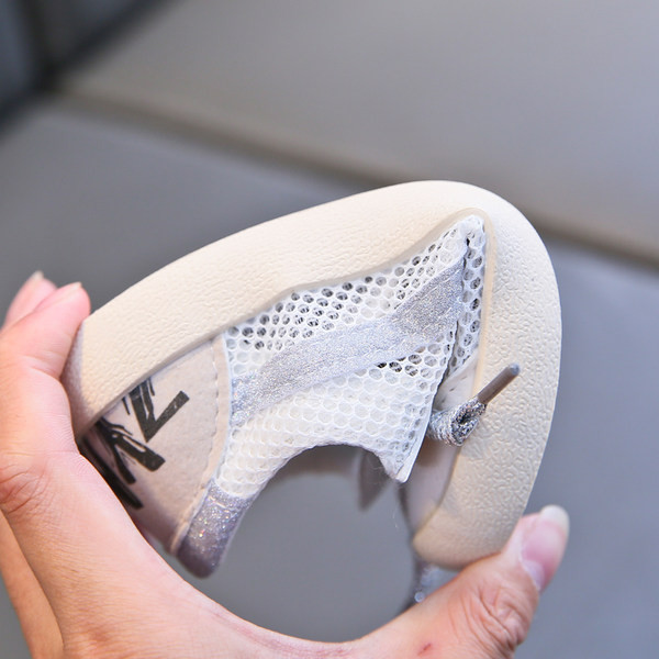 Novi model aktualnih dječjih tenisica s mrežom i spojevima