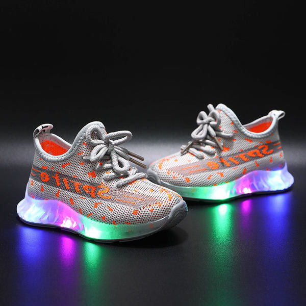 Novi model dječjih tenisica sa svjetlećim patikama primjeren za proljeće i ljeto