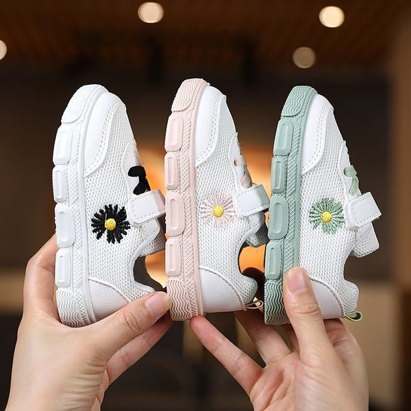 Novi model tekstilnih tenisica sa izvezenom tratinčicom