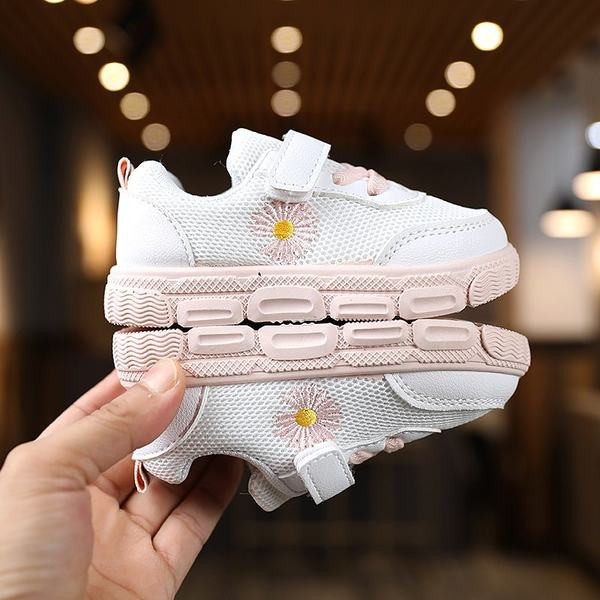 Novi model tekstilnih tenisica sa izvezenom tratinčicom