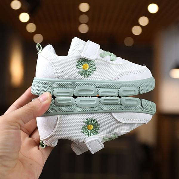 Novi model tekstilnih tenisica sa izvezenom tratinčicom