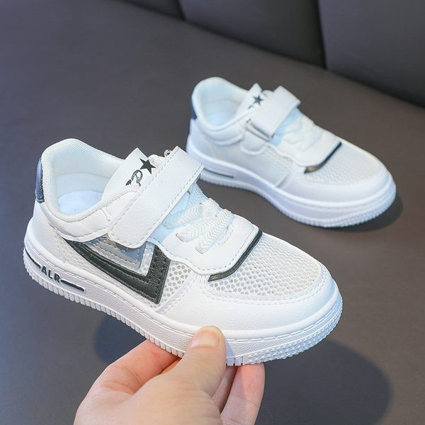 Dječje cipele sa zakrpom i ravnim potplatom u bijeloj boji