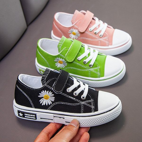 Dnevne dječje tenisice od tekstila sa izvezenom tratinčicom