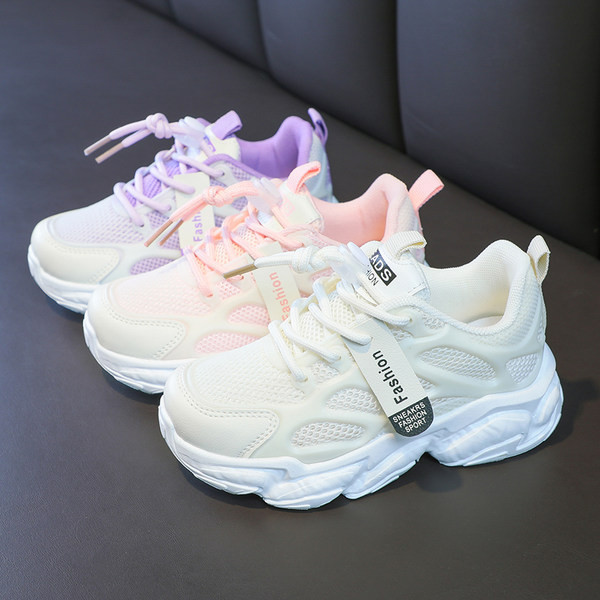 Dječje tenisice sa vezicama i naljepnicom u tri boje