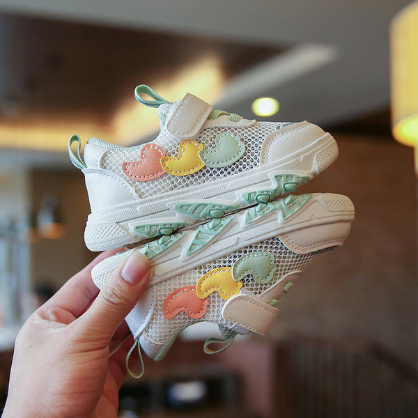 Dječje tenisice s potplatima u boji i naljepnicama u dvije boje