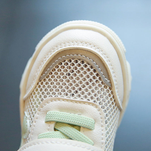 Dječje tenisice s potplatima u boji i naljepnicama u dvije boje