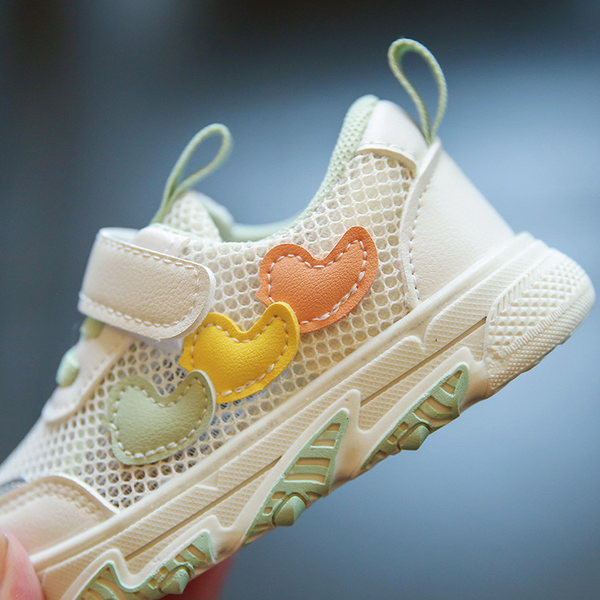 Dječje tenisice s potplatima u boji i naljepnicama u dvije boje