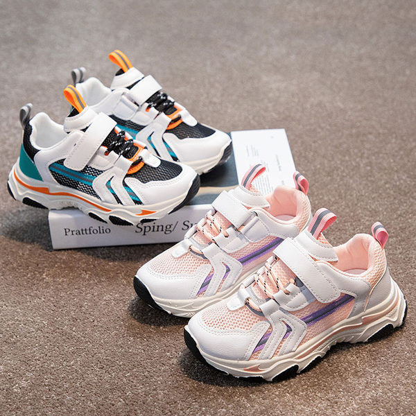 Novi model dječjih tenisica u boji sa naljepnicom