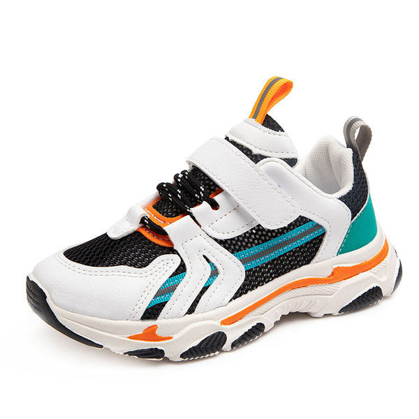 Novi model dječjih tenisica u boji sa naljepnicom