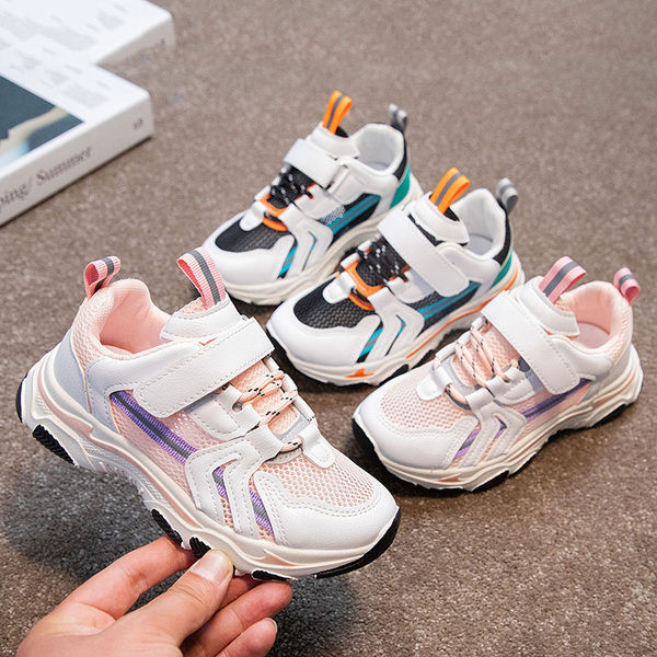 Novi model dječjih tenisica u boji sa naljepnicom