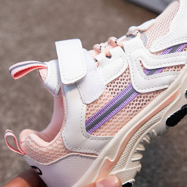 Novi model dječjih tenisica u boji sa naljepnicom