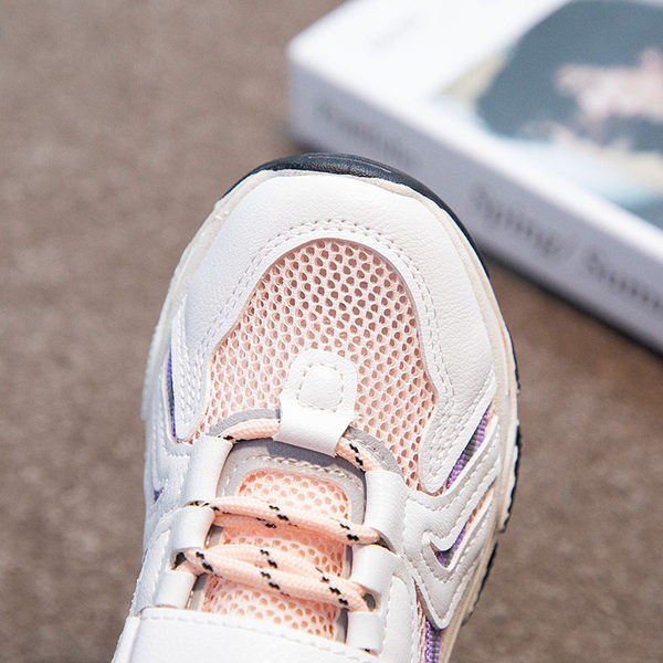 Novi model dječjih tenisica u boji sa naljepnicom