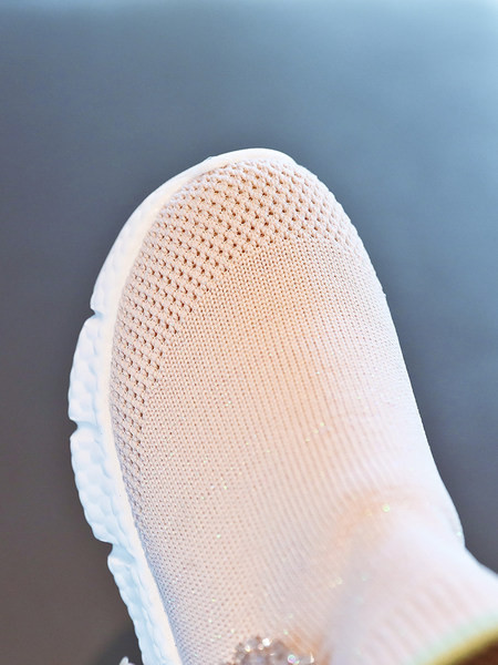 Novi model aktualnih dječjih tenisica za djevojčice s ukrasom - tratinčica