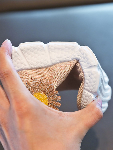 Novi model aktualnih dječjih tenisica za djevojčice s ukrasom - tratinčica