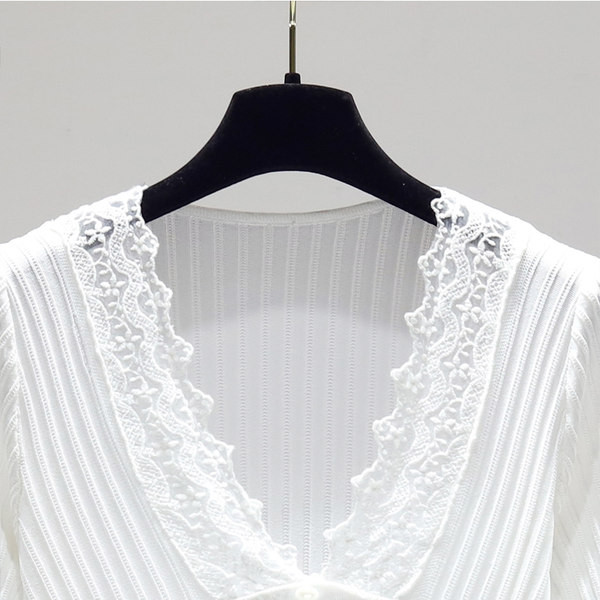 Novi model ženske majice s čipkom i gumbima