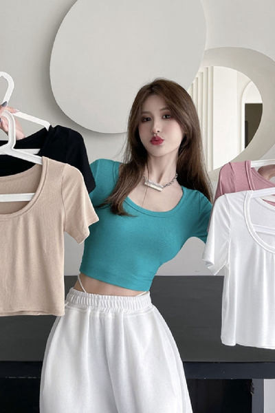 Novi model jednobojne ženske bluze sa ovalnim izrezom