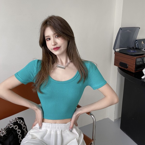 Novi model jednobojne ženske bluze sa ovalnim izrezom