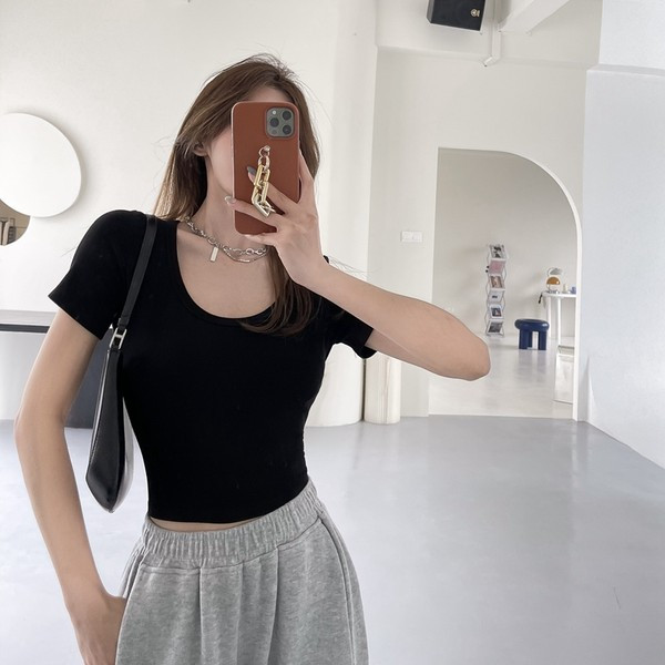 Novi model jednobojne ženske bluze sa ovalnim izrezom