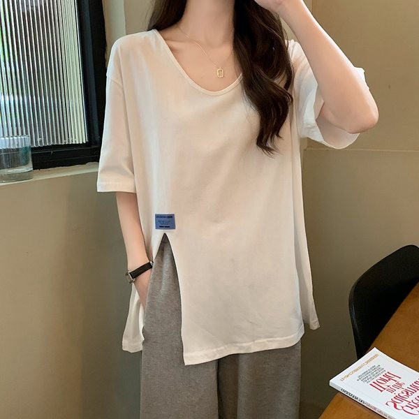 Ženska majica kratkih rukava s prorezom i kratkim rukavima - jednobojni model