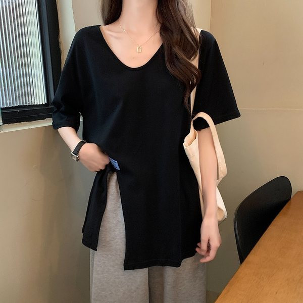 Ženska majica kratkih rukava s prorezom i kratkim rukavima - jednobojni model