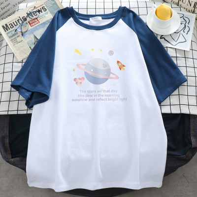 Sieviešu t-krekls ar aplikāciju - špics vai ovāls kakla izgriezums