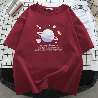 Sieviešu t-krekls ar aplikāciju - špics vai ovāls kakla izgriezums