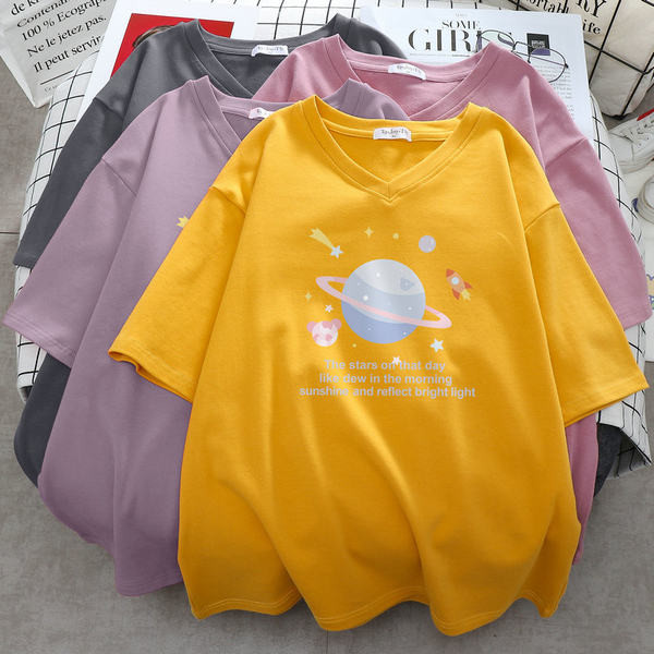 Sieviešu t-krekls ar aplikāciju - špics vai ovāls kakla izgriezums