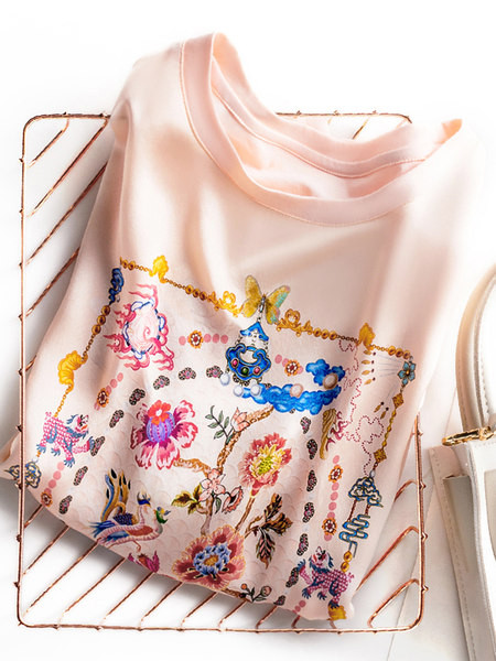 Sieviešu moderns t-krekls ar ziedu rakstu vairākās krāsās