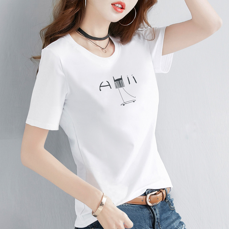 Ženska bijela majica kratkih rukava sa raznim aplikacijama